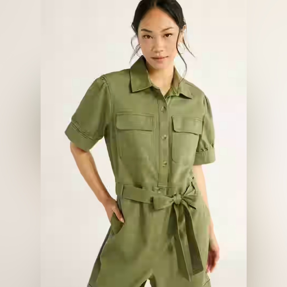 Free Assembly Women's Cotton
Cargo Jumpsuit with Puff Sleeve. Size Medium - Picture 3 of 6